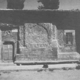 Fotoğraf 2. Mescidin ön cephesinde en sağda yer alan minare merdiven basamakları