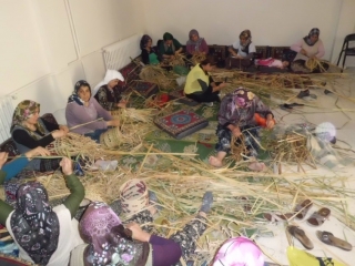 Fotoğraf 5. Sele-sepet ören yöre kadınları. (Küçük Ak, 2013)