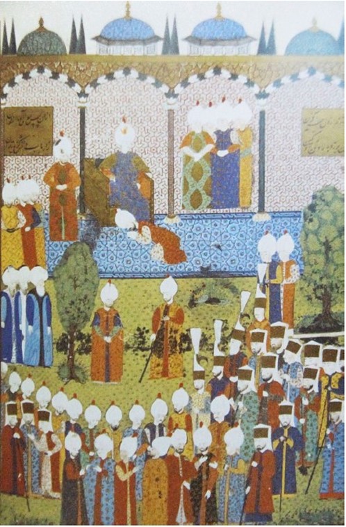 Fotoğraf 1. Kanunî’nin Cülûs Merasimi. Tahtta oturan Kanûnî Sultan Süleyman; sağında, alt tarafta ayakta duran 3 kişiden beyaz sakallı olan Zenbilli Ali Cemâlî Efendi’dir
